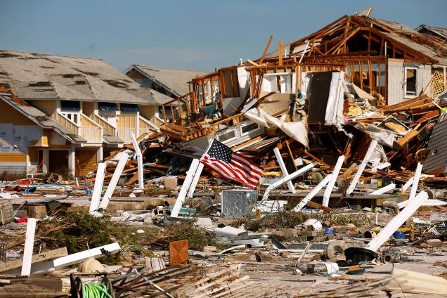Bandeira dos Estados Unidos é vista sob escombros de casas destruídas após a passagem do furacão Michael em Mexico Beach, Flórida - 11/10/2018