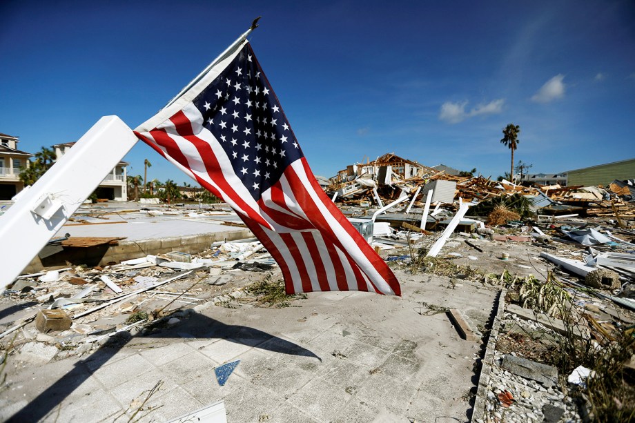 Bandeira dos Estados Unidos é vista próxima de casas destruídas após a passagem do furacão Michael em Mexico Beach, Flórida - 11/10/2018