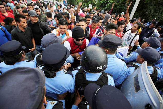 Imigrantes hondurenhos entram em confronto com policiais, forçando a entrada na fronteira de Honduras com a Guatemala, no território de Ocotepeque - 19/10/2018