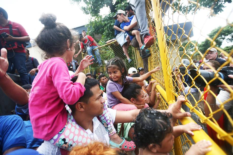 Imigrantes de Honduras em posto de controle entre Guatemala e México - 19/10/2018