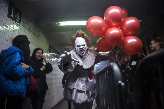 Um homem vestindo a fantasia do palhaço 'It' posa para foto durante um evento do calendário do Halloween na estação Union Square em Nova York, Estados Unidos - 18/10/2018 Um homem vestindo a fantasia do palhaço 'It' posa para foto durante um evento do calendário do Halloween na estação Union Square em Nova York, Estados Unidos - 18/10/2018