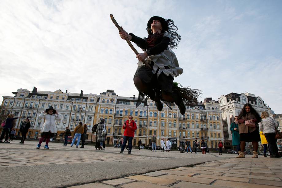 Mulher se veste como bruxa, durante Zombie Walk realizada em Kiev, capital da Ucrânia, às vésperas das comemorações do Halloween - 27/10/2018