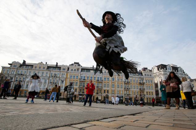 Mulher se veste como bruxa, durante Zombie Walk realizada em Kiev, capital da Ucrânia, às vésperas das comemorações do Halloween - 27/10/2018 Mulher se veste como bruxa, durante Zombie Walk realizada em Kiev, capital da Ucrânia, às vésperas das comemorações do Halloween - 27/10/2018