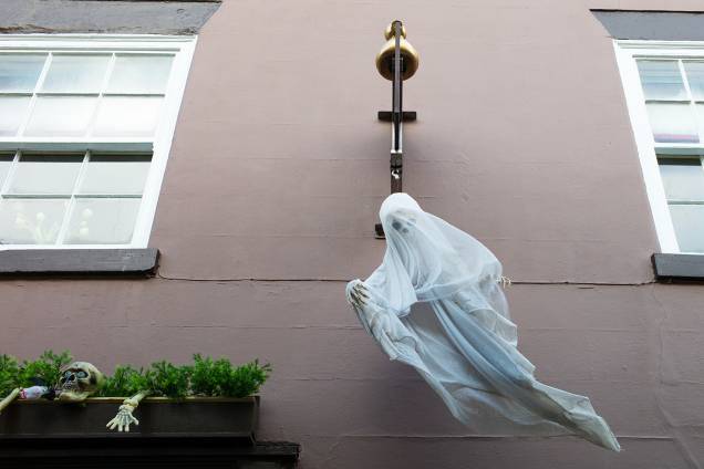 Fantasma pendurado sobre a parede decora a entrada de uma loja em Whitby, Inglaterra Fantasma pendurado sobre a parede decora a entrada de uma loja em Whitby, Inglaterra