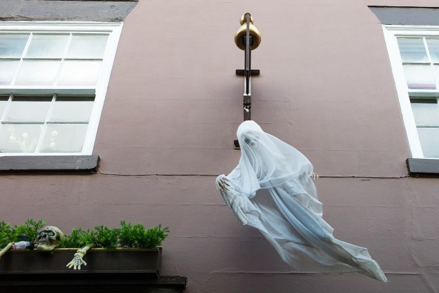 Fantasma pendurado sobre a parede decora a entrada de uma loja em Whitby, Inglaterra