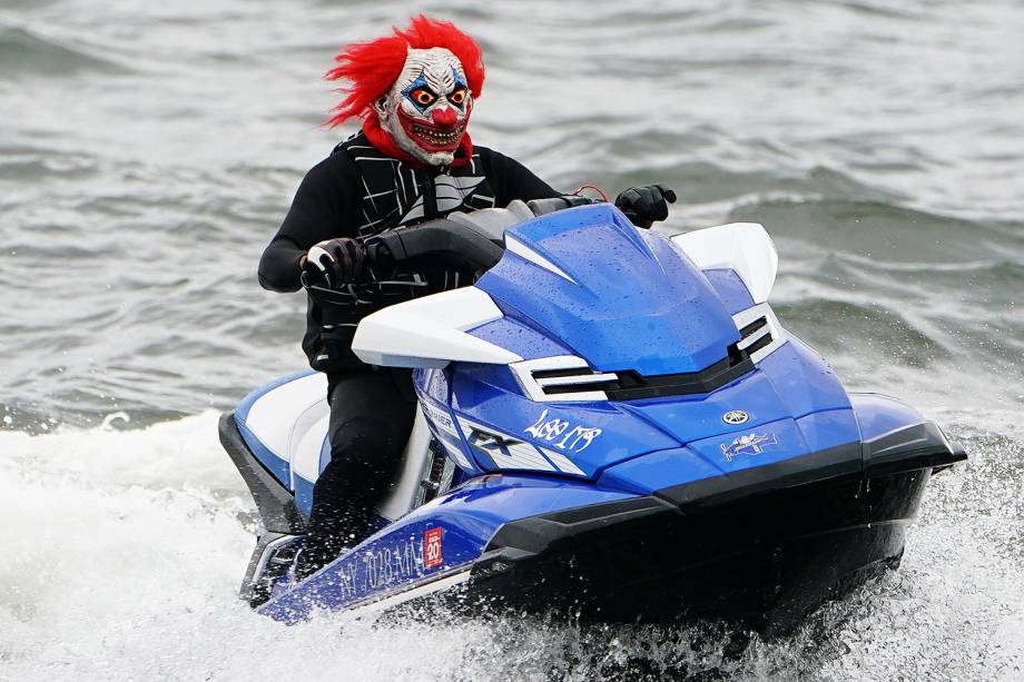 Homem dirige jet-ski com máscara de palhaço no East River Park, no bairro de Manhattan, em Nova York  - 28/10/2018