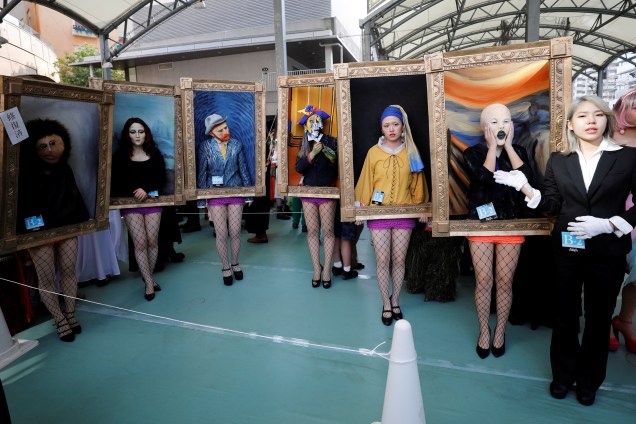 Participantes usam fantasias inspiradas em obras de arte famosas  durante desfile de Halloween em Kawasaki, ao sul de Tóquio, Japão