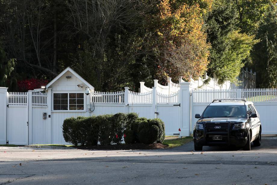 Um carro de polícia é visto na garagem da casa de Bill e Hillary Clinton em Chappaqua, Nova York, após uma ameaça de bomba - 24/10/2018