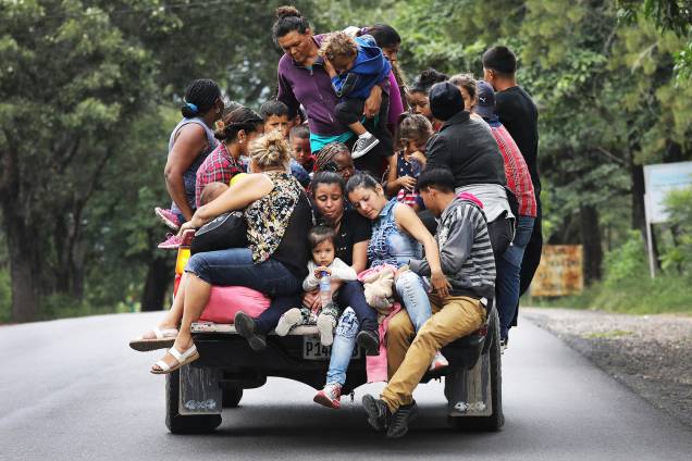 Migrantes hondurenhos seguem em caravana com destino ao Estados Unidos pela cidade de Quezaltepeque, Guatemala - 16/10/2018