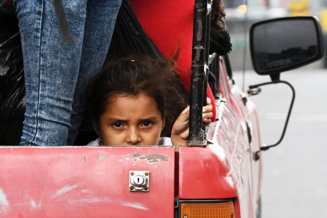 Menina hondurenha e sua família seguem de carro com a caravana que tem como destino os Estados Unidos - 17/10/2018