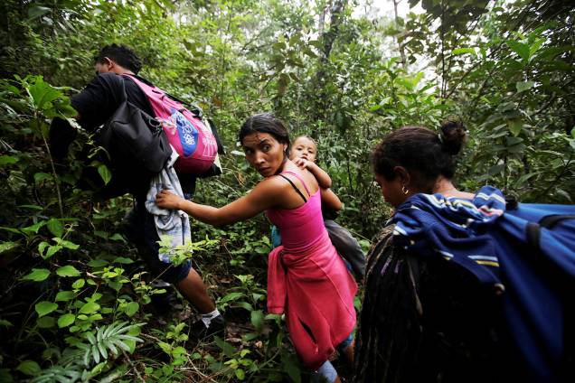 Migrantes hondurenhos andam por floresta após atravessar o rio Lempa deixando Honduras com destino aos Estados Unidos - 17/10/2018
