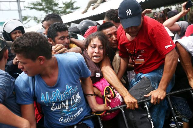 Migrantes hondurenhos tentam chegar a fronteira da Guatemala com o México - 19/10/2018