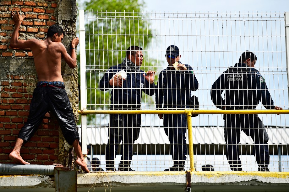 Migrante de Honduras se prepara para pular no rio Suchiate  na fronteira da Guatemala com o México - 20/10/2018