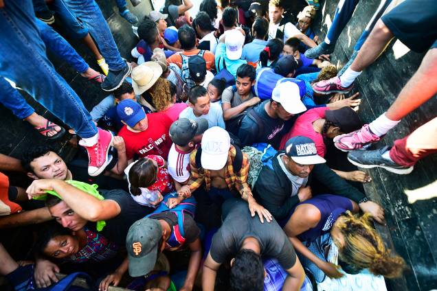 Imigrantes hondurenhos embarcam em caminhão rumo à Tapachula, no México - 22/10/2018