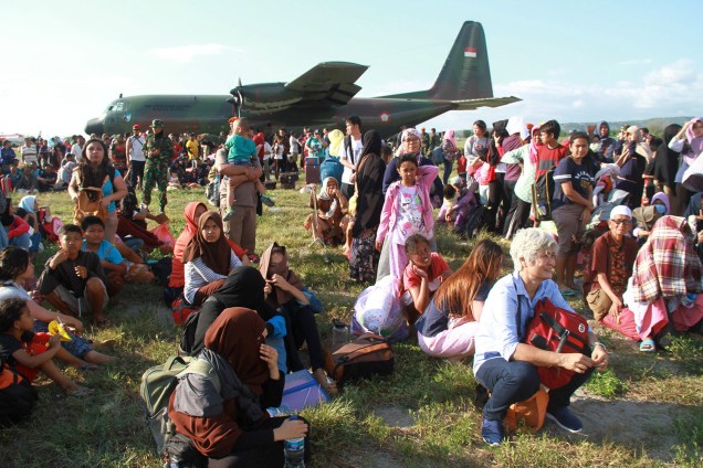 Moradores que ficaram desabrigados após o terremoto e o tsunami na Indonésia, aguardam para serem levados da cidade de Palu por aviões militares no Aeroporto Mutiara Sis Al Jufri - 30/09/2018