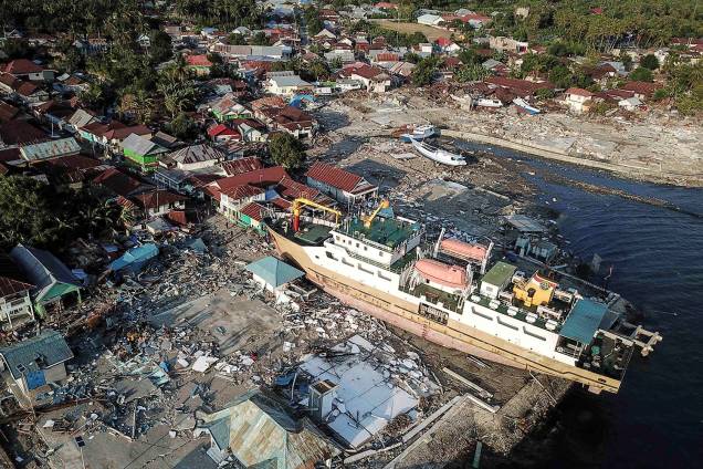 Navio é visto encalhado após a passagem de terremoto seguido de tsunami na região de Wani, na ilha de Celebes, Indonésia - 01/10/2018