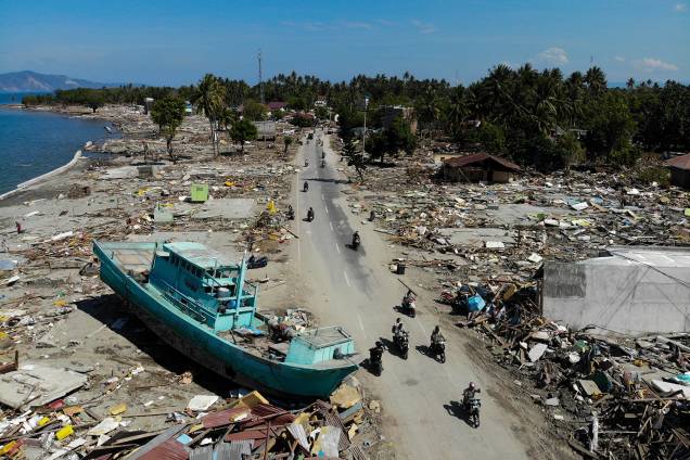 A imagem aérea mostra um barco que invadiu a costa após o tsunami causado pelo terremoto de 7,5 graus de magnitude na cidade de Palu, Indonésia - 01/10/2018