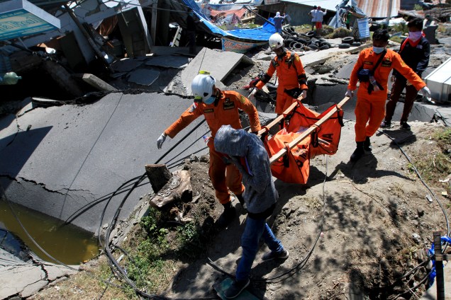 Equipe de resgate carregam um corpo encontrado nos escombros durante as missões de resgate em Petabo, ao sul de Palu, na Indonésia - 01/10/2018