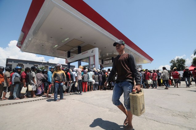 Moradores formam fila para conseguir combustível em um posto de gasolina na cidade de Palu, na Ilha de Sulawesi, Indonésia - 01/10/2018