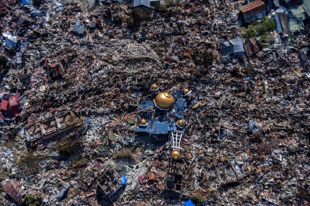 Foto aérea dá noção da destruição causada após o terremoto de 7,5 graus de magnitude seguido de tsunami, em Palu, no centro de Sulawesi, na Indonésia - 01/10/2018