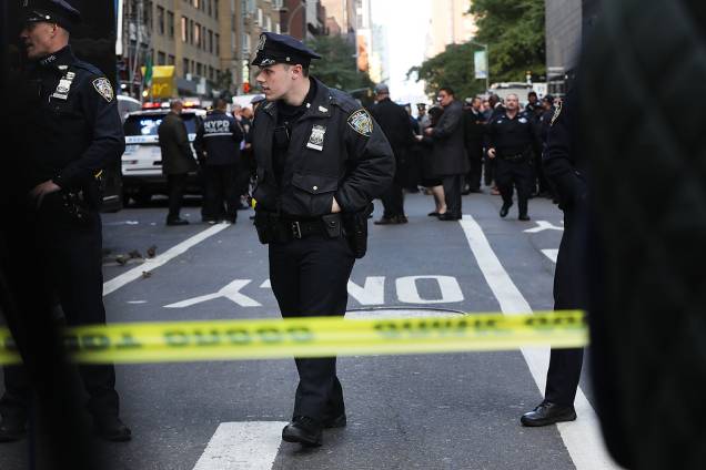 Policiais realizam patrulha em frente ao Time Warner Center, em Nova York, após pacotes suspeitos serem enviados para o local - 24/10/2018 Policiais realizam patrulha em frente ao Time Warner Center, em Nova York, após pacotes suspeitos serem enviados para o local - 24/10/2018