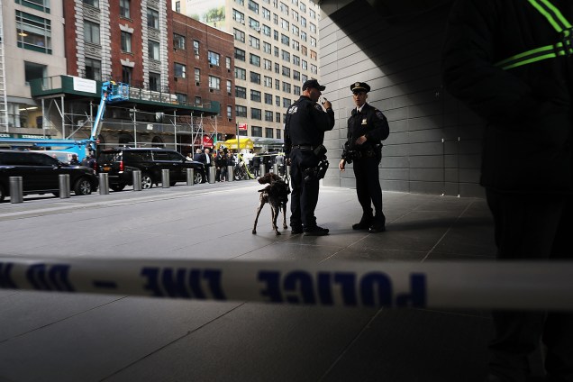 Policiais realizam patrulha nos arredores do Time Warner Center, em Nova York, após pacotes suspeitos serem enviados ao local - 24/10/2018