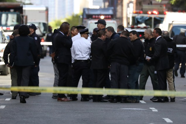 Polícia fica do lado de fora do Time Warner Center, no bairro de Manhattan em Nova York, depois que um pacote suspeito foi encontrado dentro da sede da CNN - 24/10/2018
