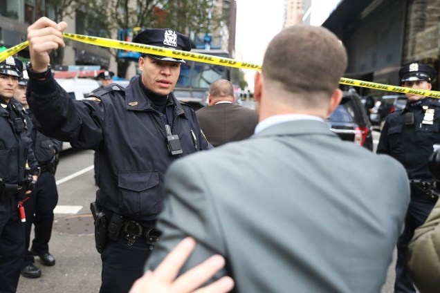 Polícia isola a área no entorno do Time Warner Center no bairro de Manahattan, em Nova York, depois que um pacote suspeito foi encontrado dentro da sede da CNN - 24/10/2018