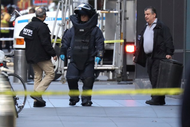 Membro do esquadrão antibombas do Departamento de Polícia de Nova York é fotografado em frente ao Time Warner Center  em Nova York, depois que um pacote suspeito foi encontrado na sede da CNN - 24/10/2018