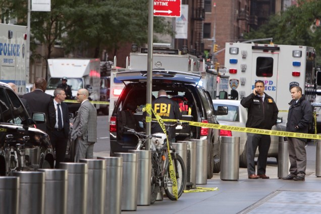 Agentes do FBI isolam a área no entorno do Time Warner Center no bairro de Manahattan, em Nova York, depois que um pacote suspeito foi encontrado dentro da sede da CNN - 24/10/2018