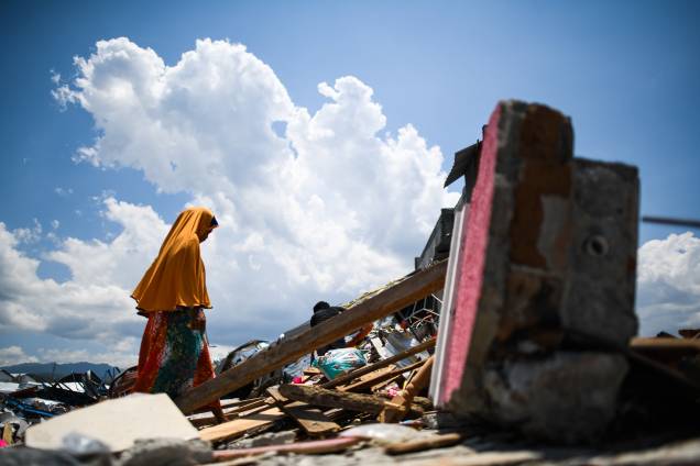 Sobrevivente do terremoto caminha sobre os escombros de um complexo fabril em Palu, na Indonésia após o local ser destruído por um terremoto seguido de tsunami - 03/10/2018 Sobrevivente do terremoto caminha sobre os escombros de um complexo fabril em Palu, na Indonésia após o local ser destruído por um terremoto seguido de tsunami - 03/10/2018