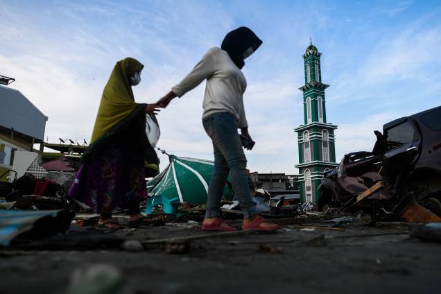 Mulheres passam diante dos escombros grande mesquita Baiturrahman em Palu, no centro de Sulawesi, na Indonésia após terremoto e tsunami que atingiram a região - 03/10/2018