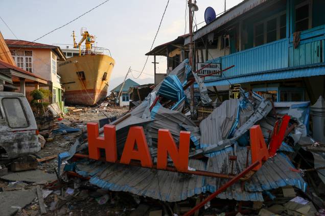 Navio fica encalhado depois do terremoto e tsunami que atingiram uma área em Wani, Donggala, Central Sulawesi, Indonésia - 03/10/2018