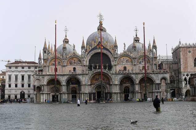 Pessoas caminham na Praça de São Marcos inundada após um alerta de água alta (Acqua Alta) em Veneza, na Itália - 29/10/2018
