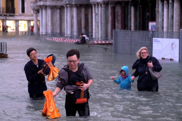 Devido ao aumento de 150 centímetros na maré as ruas de Veneza, na Itália, ficaram inundadas - 29/10/2018