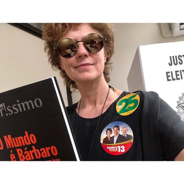 Patricia Pillar votando com livro