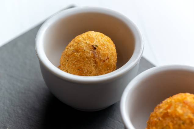 Míni bolinho de bacalhau, uma das entradas do Quinta do Minho para o festival gastronômico Menu Veja Comer & Beber Goiânia 2018 Míni bolinho de bacalhau, uma das entradas do Quinta do Minho para o festival gastronômico Menu Veja Comer & Beber Goiânia 2018