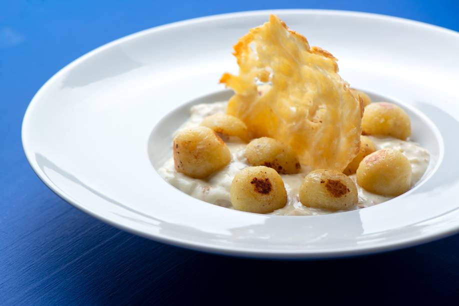 O prato principal do cardápio do Quinta do Minho para o Menu Veja Comer & Beber Goiânia é o gnocchi de batata-doce ao molho de bacalhaucom natas e tuille de parmesão