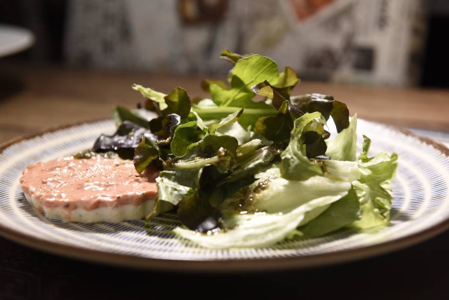 Inspirada na salada caprese, a entrada do Confraria das Republikahs para o Menu Veja Comer & Beber Goiânia é uma musse de mussarela de búfala e tomate secoacompanhada de mix de folhas e pesto de manjericão