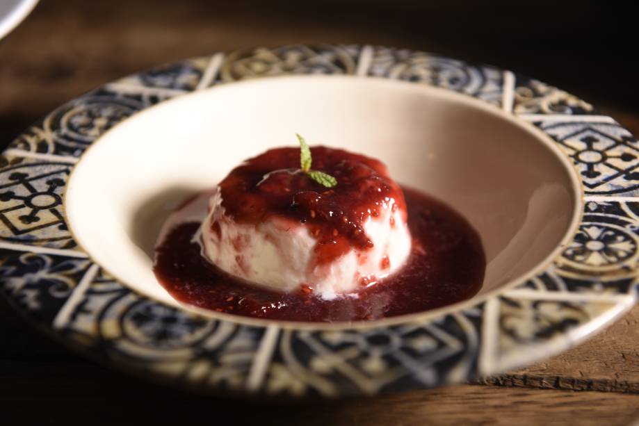 Para encerrar o menu especial do Confraria das Republikahs para o Menu Veja Comer & Beber Goiânia, a sugestão é uma panacota com calda de frutas vermelhas