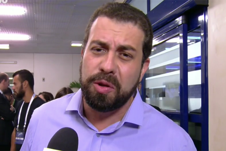 Guilherme Boulos (PSOL), candidato à Presidência da República, chega aos estúdios da TV Globo para participar de debate presidencial - 04/10/2018 Guilherme Boulos (PSOL), candidato à Presidência da República, chega aos estúdios da TV Globo para participar de debate presidencial - 04/10/2018