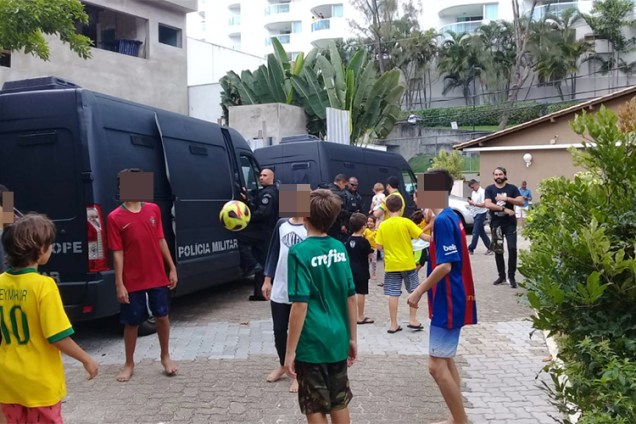 Movimentação nos arredores da residência de Jair Bolsonaro