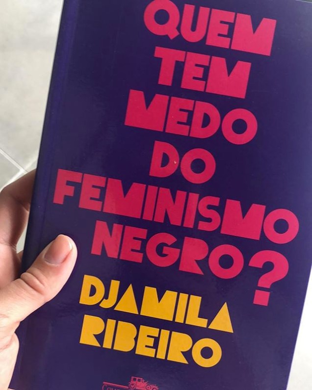 Sophie Charlotte leva livro de Djamila Ribeiro sobre feminismo negro para a votação do segundo turno