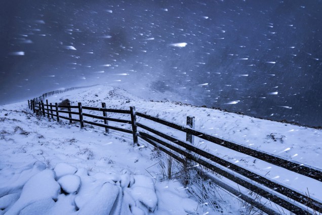 Nevasca no High Peak. Derbyshire, Inglaterra - “Quando as nuvens ficaram mais escuras, a nevasca fica pior. Eu usei uma velocidade de obturador relativamente lenta para destacar o movimento rápido da queda da neve.”