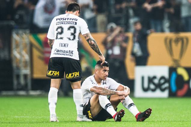 O volante Ralf do Corinthians vai ao chão após derrota para o Cruzeiro na final da Copa do Brasil O volante Ralf do Corinthians vai ao chão após derrota para o Cruzeiro na final da Copa do Brasil