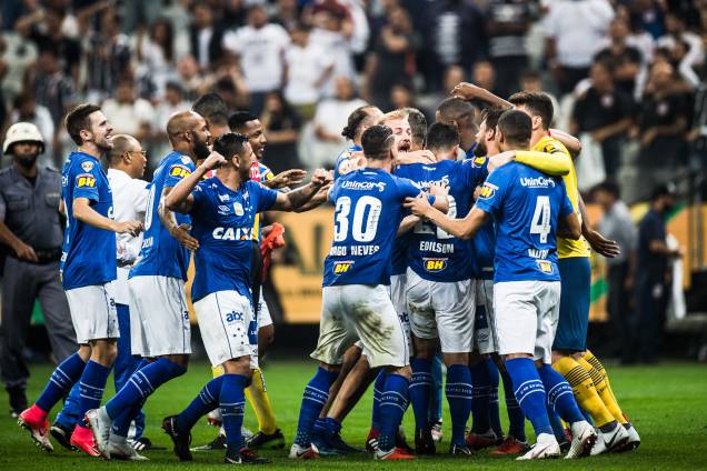 Jogadores celebram o sexto título do Cruzeiro na Copa do Brasil após vitória sobre o Corinthians no Itaquerão Jogadores celebram o sexto título do Cruzeiro na Copa do Brasil após vitória sobre o Corinthians no Itaquerão