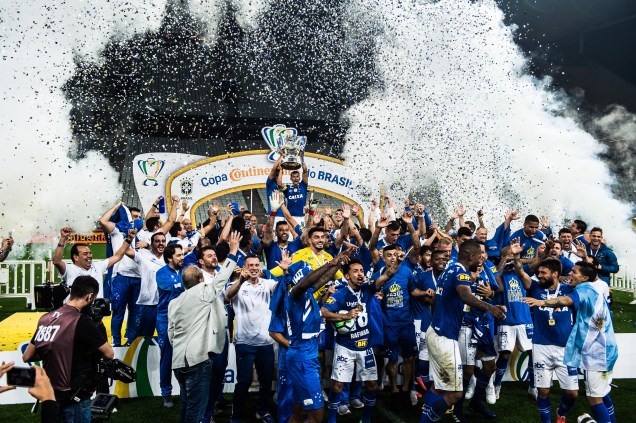 Jogadores celebram o sexto título do Cruzeiro na Copa do Brasil após vitória sobre o Corinthians no Itaquerão