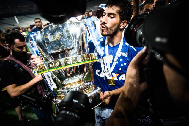 O volante Lucas Silva beija a taça da Copa do Brasil após vitória do Cruzeiro sobre o Corinthians no Itaquerão O volante Lucas Silva beija a taça da Copa do Brasil após vitória do Cruzeiro sobre o Corinthians no Itaquerão