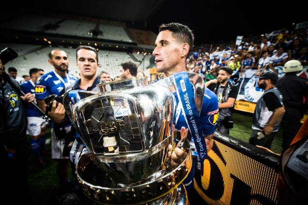 O meia Thiago Neves ergue a taça da Copa do Brasil pelo Cruzeiro após vitória sobre o Corinthians no Itaquerão O meia Thiago Neves ergue a taça da Copa do Brasil pelo Cruzeiro após vitória sobre o Corinthians no Itaquerão