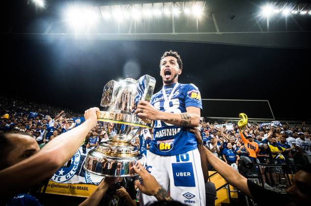 O atacante Rafinha comemora o título da Copa do Brasil pelo Cruzeiro após vitória sobre o Corinthians no Itaquerão O atacante Rafinha comemora o título da Copa do Brasil pelo Cruzeiro após vitória sobre o Corinthians no Itaquerão